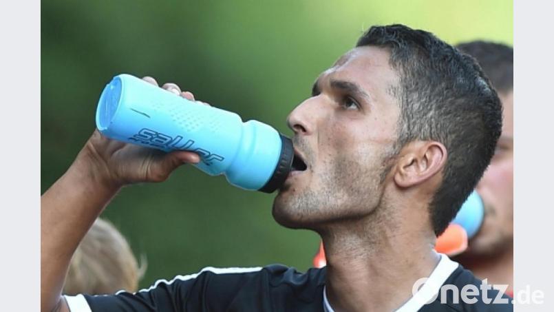 Ein Schluck auf die weitere Zusammenarbeit. Mo Dal wird auch in der Saison 2020/21 den TSV Erbendorf trainieren. Bild: sport