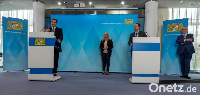 Ein inzwischen gewohntes Bild: Markus Söder (von links) hält bei der Erklärung Abstand zu Gesundheitsministerin Melanie Huml, Wirtschaftsminister Hubert Aiwanger und Innenminister Joachim Herrmann. Bild: Peter Kneffel