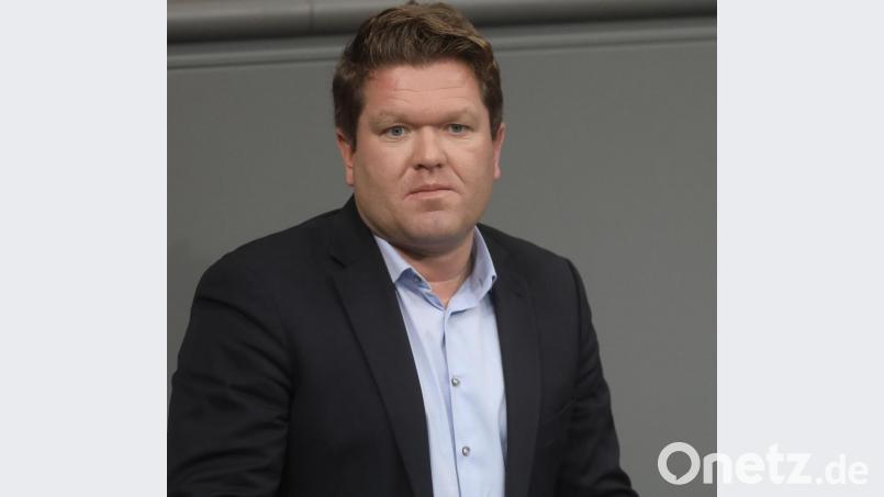 Florian Post mit Hemd und Sakko im Bundestag. Adidas-Klamotten will er künftig gar nicht mehr tragen Bild: Jörg Carstensen