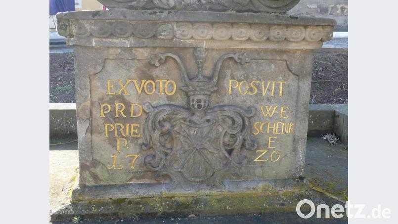 Am Sockel des Säulendenkmals am Eschenbacher Stadtplatz ist nachzulesen: "Zum Gelöbnis errichtet vom edelsten Pfarrherrn Wolfgang Erasmus Prieschenk Pfarrer zu Eschenbach 1720". Bild: rn