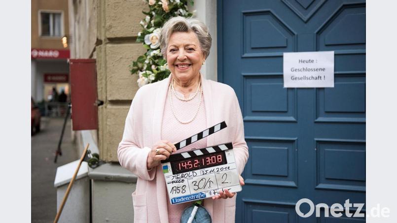 Schauspielerin Marie-Luise Marjan (Rolle "Mutter Beimer") hält am Set vor dem "Restaurant Akropolis" die letzte Klappe der "Lindenstraße". Bild: Steven Mahner/WDR/dpa
