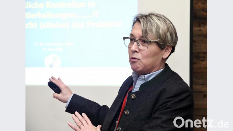 Fragen der Tierhaltung behandelt Dr. Iris Fuchs vom Veterinäramt Bayreuth in ihrem Vortrag bei der Milcherzeugergemeinschaft Sulzbach-Rosenberg. Bild: Petra Hartl