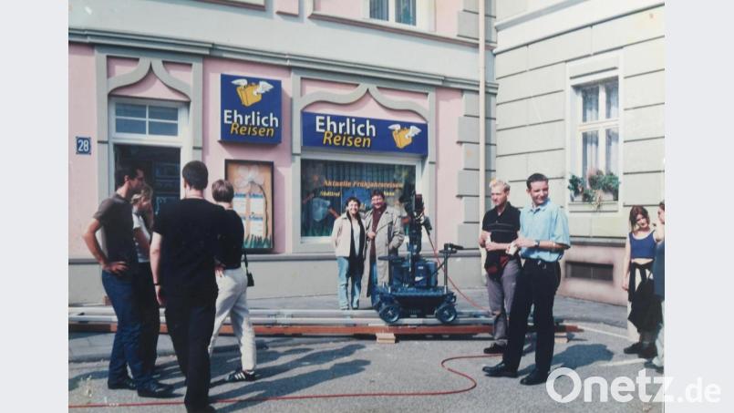 Dreh im September 1999 in Köln für Folge 733: NT-Redakteur Manfred Hartung (Fünfter von rechts) steht als Komparse vor dem Reisebüro von Erich Schiller in der „Lindenstraße“. Für den Fan ein ganz besonderes Erlebnis. Repro: Gabi Schönberger