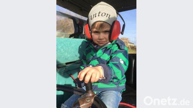 Der kleine Anton (im Bild) aus Ottenrieth hat sich über den Brief seiner Erzieherinnen „mega“ gefreut hat. Zur Abwechslung darf Anton zusammen mit Mama Stefanie mal „eine Runde am Lenkrad des Traktors“ drehen - danach verschwindet er schnell wieder im Haus. Bild: fvo