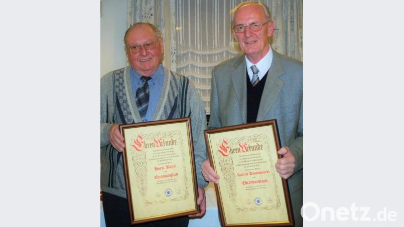 Konrad Daubenmerkl (rechts) wurde 2010 zum Ehrenvorsitzenden ernannt und Horst Böhm (links) zum Ehrenmitglied. Bild: rgr