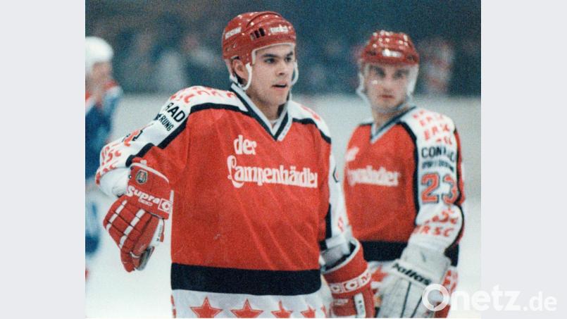 Vorlage Jack Bowkus (links), Tor Mike Morin (rechts) – oder umgekehrt. Zwei Jahre lang bildeten die beiden ein von den Fans des ERSC Amberg geliebtes und von den gegnerischen Verteidigern gefürchtetes Sturmduo. Bild: Hubert Ziegler