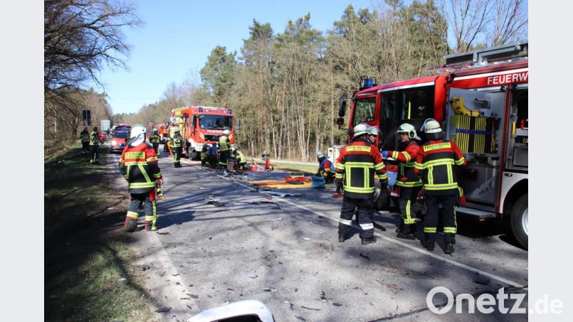 Drei Feuerwehren waren vor Ort. Sie wurden mit einem Bild der Zerstörung konfrontiert. Bild: Thomas Dobler