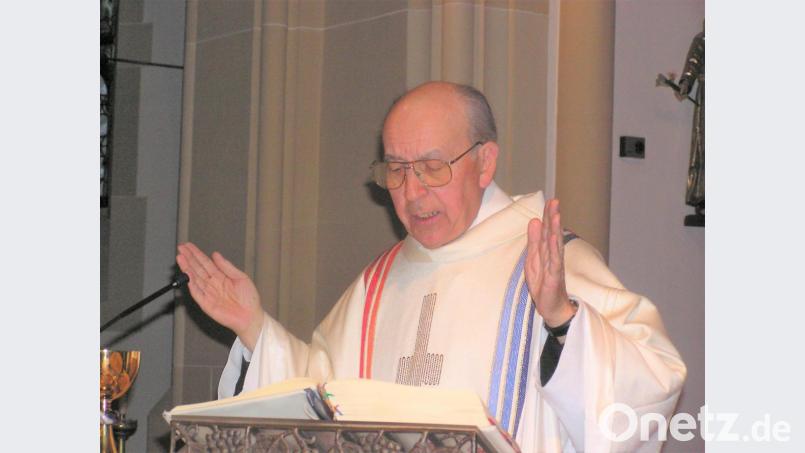 Pater Albrecht Herrmann beim Gottesdienst. Bild: tu