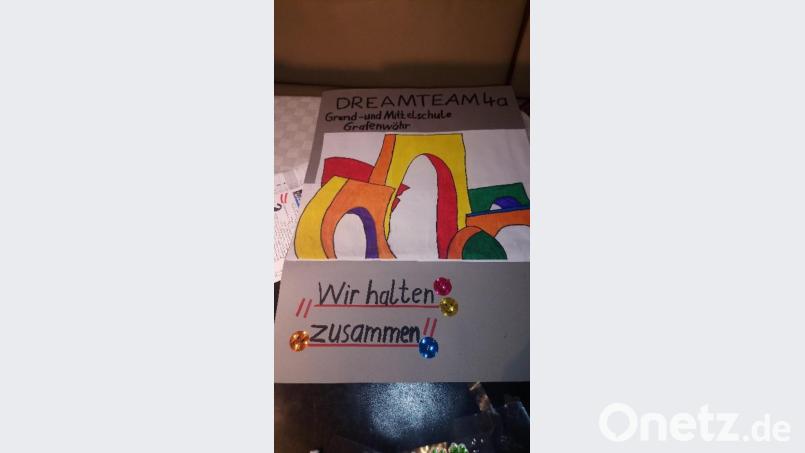 Bunte Glitzer-Sticker geben diesem Plakat den letzten Feinschliff. Bild: exb