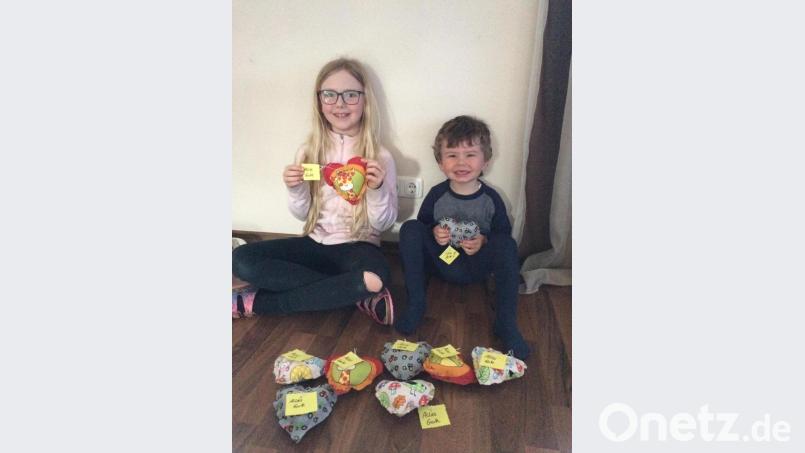 Stolz sind die Kinder über ihre gefertigten Mutmachherzen. Sie wollen damit in dieser momentan schwierigen Zeit ein Lächeln ins Gesicht zaubern. Bild: gi