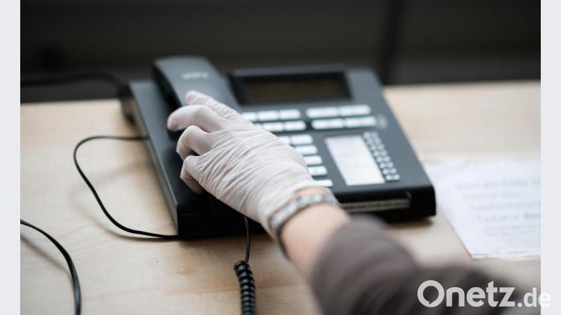 Das Coronavirus bringt viele Ängste und Sorgen mit sich. Wer jemanden zum Reden braucht, der kann sich auch an Pfarrer wenden. Anne Utz aus Eschenbach ermuntert deshalb dazu, ihre Telefonseelsorge zu nutzen. Symbolbild: Daniel Reinhardt/dpa