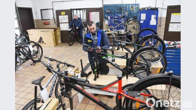 Den Reparaturservice darf Ralf Schramek (links) in seinem Fahrradgeschäft noch anbieten. Den erledigt Mitarbeiter Manuel Weigl, während sich die restlichen vier Mitarbeiter in Kurzarbeit befinden. Bild: Gabi Schönberger