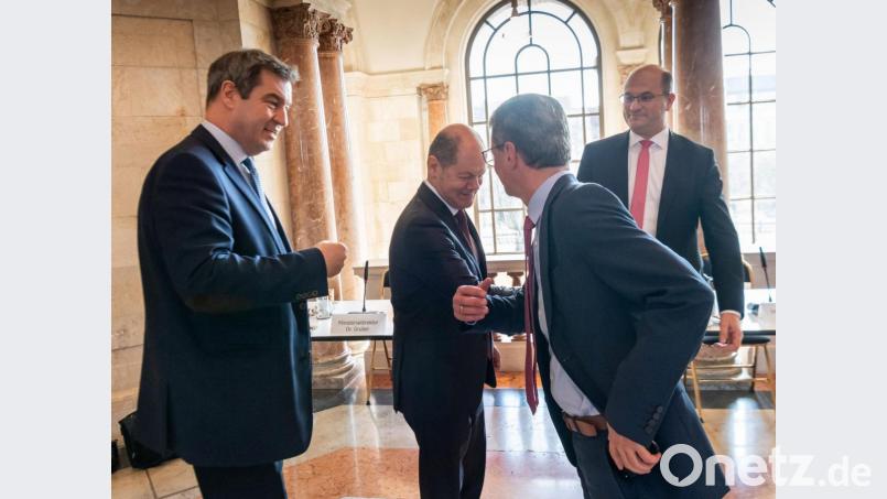 Markus Söder, Ministerpräsident von Bayern (CSU), Olaf Scholz Bundesminister der Finanzen (SPD), Bernd Sibler, Staatsminister für Wissenschaft und Kunst (CSU), und Albert Füracker, Staatsminister der Finanzen, Landentwicklung und Heimat (CSU), begrüßen sich per Ellenbogen zu Beginn der Kabinettssitzung in der Bayerischen Staatskanzlei. Bild: Peter Kneffel/dpa