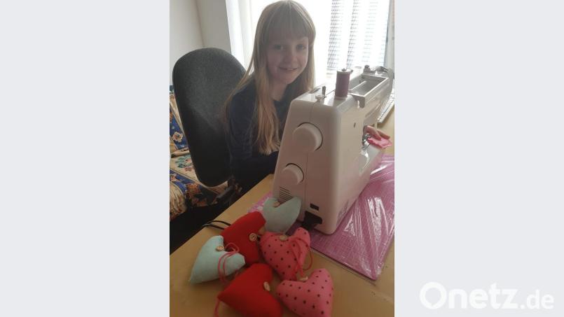 Stolz sind die Kinder über ihre gefertigten Mutmachherzen. Sie wollen damit in dieser momentan schwierigen Zeit ein Lächeln ins Gesicht zaubern. Bild: gi