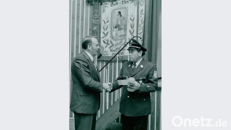 Nicht nur wegen seiner außergewöhnlichen Geschichte vom 7. Mai 1945 zählt Franz Gebhard (r.) (hier 1968 mit Bürgermeister Willi Bösl) zu den bekanntesten Persönlichkeiten der jüngsten Hirschauer Geschichte. Herausragende Verdienste erwarb er sich als langjähriger Kommandant der Hirschauer Feuerwehr sowie als Kreisbrandmeister bzw. Kreisbrandinspektor. Seine politische Heimat war die CSU. Von 1958 bis 1978 gehörte er dem Kreistag des Altlandkreises Amberg an, von 1960 bis 1966 dem Hirschauer Stadtrat. Der Stadtrat würdigte Gebhards vielfache Verdienste 1981 mit der Verleihung der Bürgermedaille in Silber. Repro: u