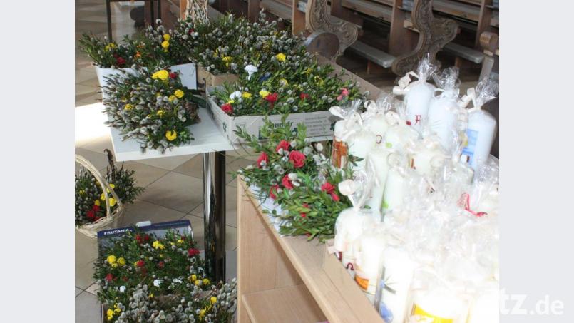 Die geweihten Palmbüschel und die Osterkerzen stehen in der Stadtpfarrkirche sowie in St.Vitus in Pullenried zum Verkauf. Bild: lg