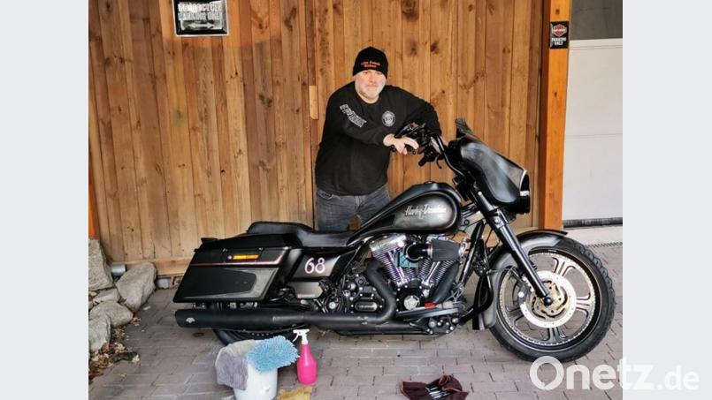 Der Leuchtenberger Bernhard Grötsch mit seiner 2010er Harley „Street Gilde“ mit 1800 Kubikzentimetern und 95 PS. Er nennt sie liebevoll „Die Dicke“. Bild: fvo