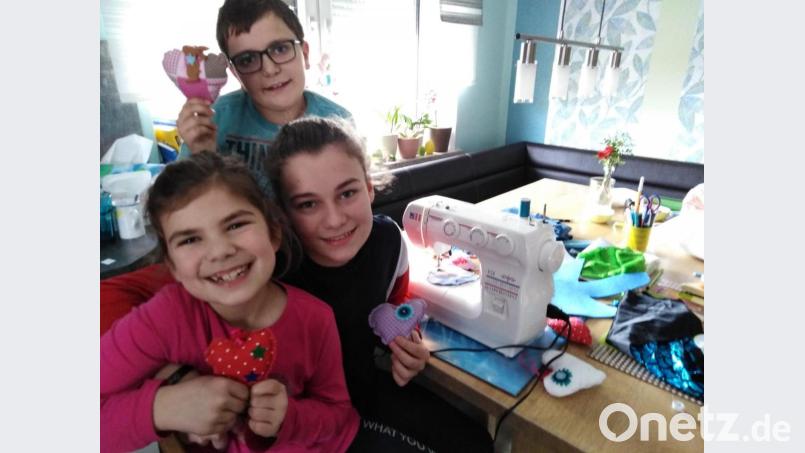 Stolz sind die Kinder über ihre gefertigten Mutmachherzen. Sie wollen damit in dieser momentan schwierigen Zeit ein Lächeln ins Gesicht zaubern. Bild: gi