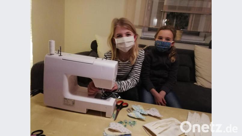 Stolz sind die Kinder über ihre gefertigten Mutmachherzen. Sie wollen damit in dieser momentan schwierigen Zeit ein Lächeln ins Gesicht zaubern. Bild: gi