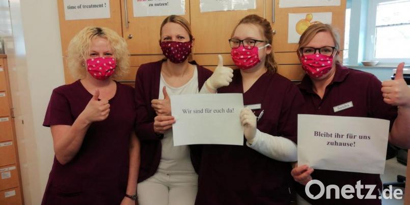 Ausgerüstet mit selbstgenähtem Mundschutz sorgen die Arzthelferinnen für ihre Patienten. Bild: exb/Dr. Sabine Schultes