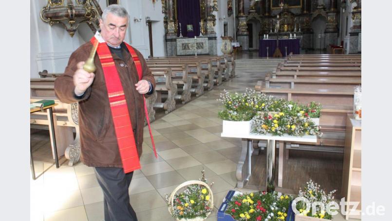 Neue Wege des Palmbrauchs beschreitet man in Zeiten der Coronakrise: Stadtpfarrer Alfons Kaufmann weiht im leeren Gotteshaus die Palmbüschel, die von Mitgliedern des Katholischen Frauenbundes gebunden wurden. Bild: lg