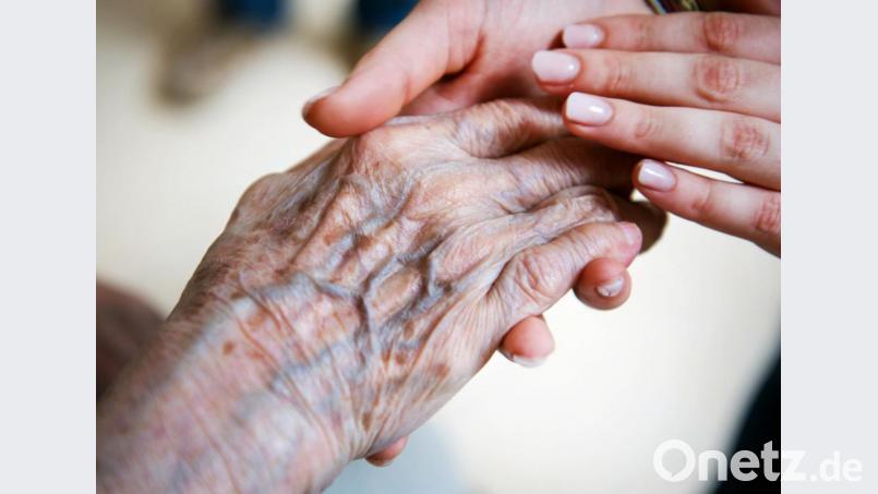 Das Coronavirus bringt für Beschäftigte in der Pflegebranche neue Herausforderungen mit sich. Bild: Christophe Gateau/dpa