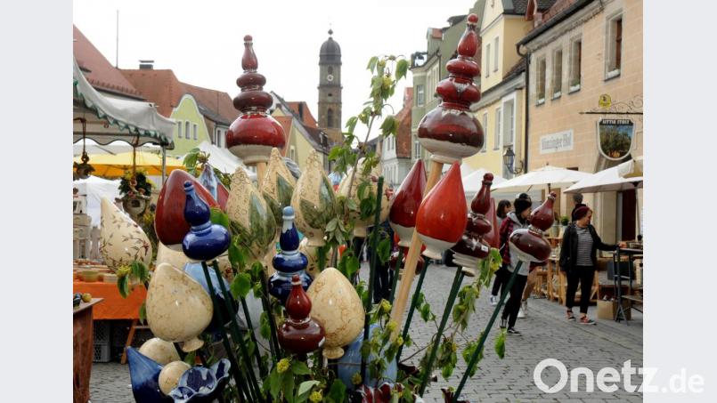 Ein bunter Strauß von kunstvoll gestaltetem Keramik und Glas ist der Krüglmarkt seit mittlerweile 32 Jahren (rechtes Bild). Er sorgt nicht nur am Malteserplatz, sondern auch bis hinunter zu Martinskirche, Marktplatz und darüber hinaus für Anziehung in der Altstadt. Bild: Stephan Huber