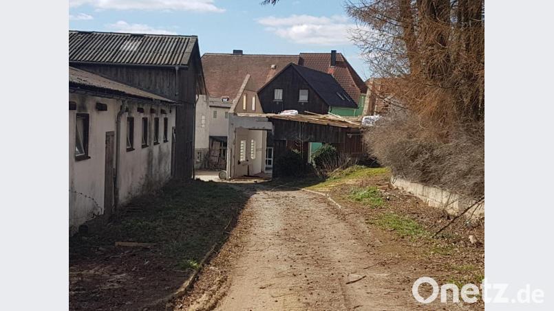 Die Gemeinde Moosbach hat mit dem Abbruch der Nebengebäude des Weiß-Anwesens damit begonnen, die Zufahrt vom Marktplatz zum Pflegeheim zu schaffen. Bild: gi
