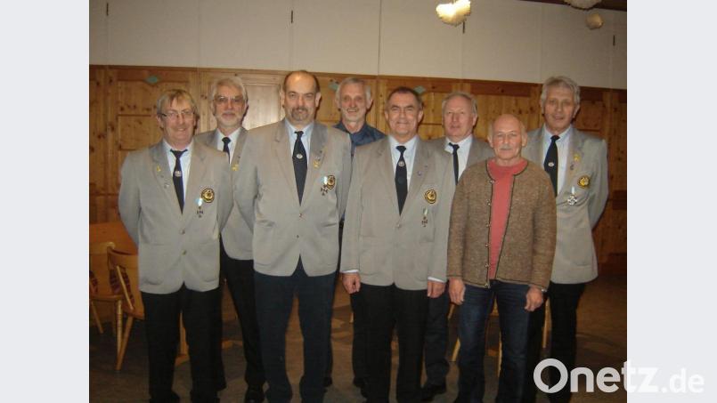 Vorsitzender Hubert Eckl (rechts) zeichnet langjährige und verdiente Mitglieder der KSK mit Urkunde und der Treuenadel beziehungsweise mit dem Ehrenkreuz am Bande aus (von links): Franz Scharl, Helmut Hirn, Michael Meiler, Alfred Schwarz, Alfred Pröm, Albert Freundorfer und Reinhold Escherl. Bild: bas