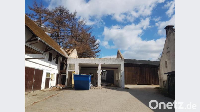 Die Gemeinde Moosbach hat mit dem Abbruch der Nebengebäude des Weiß-Anwesens damit begonnen, die Zufahrt vom Marktplatz zum Pflegeheim zu schaffen. Bild: gi