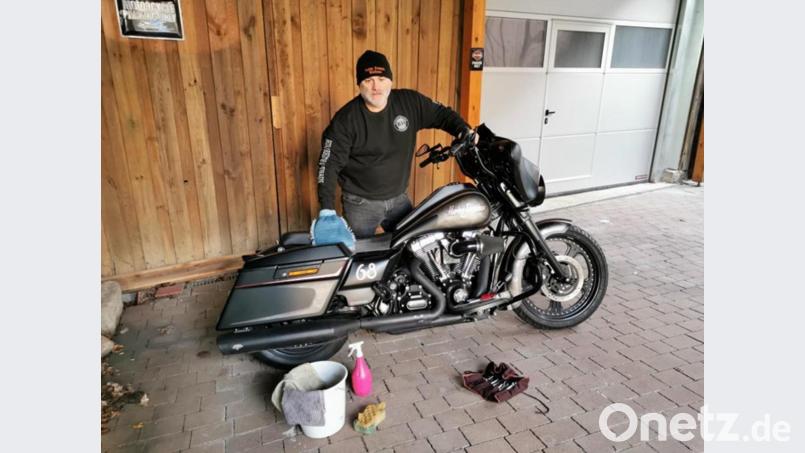 Der Leuchtenberger Bernhard Grötsch mit seiner 2010er Harley „Street Gilde“ mit 1800 Kubikzentimetern und 95 PS. Er nennt sie liebevoll „Die Dicke“. Bild: fvo