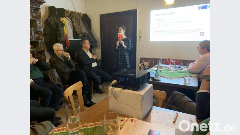 Projektleiterin Ilona Hunsperger stellte die Inhalte des Projekts „Jan Hus entlang der Goldenen Straße“ vor. Zuvor berichteten 1. Vorsitzender Alfred Wolf (2.v.l.) über die Arbeit des Vereins Via Carolina – Goldene Straße e.V. und Rainer Christoph (links), Leiter der Arbeitsgruppe Goldene Straße, über die Bedeutung des Jan Hus. Bild: Katja Stiegler