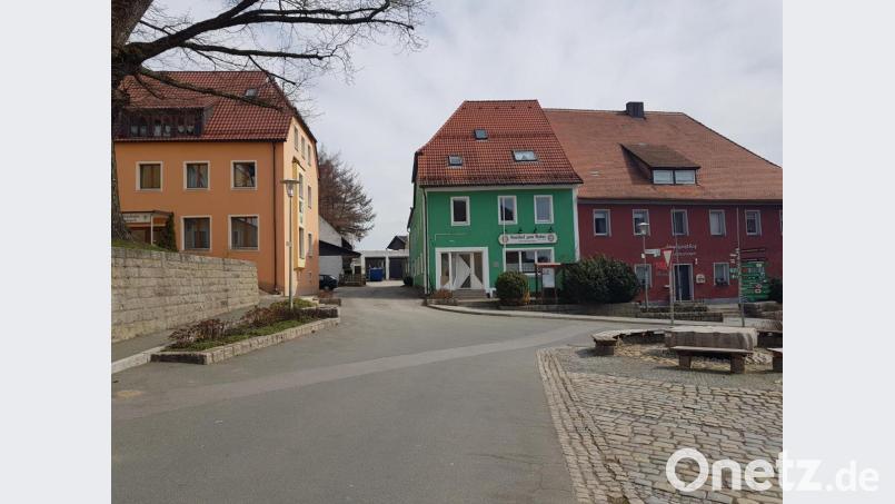 Durch die Engstelle zwischen Musikschule (links) und dem Boderanwesen (rechts) muss sich künftig der Verkehr zum Seniorenheim durchquälen. Bild: gi