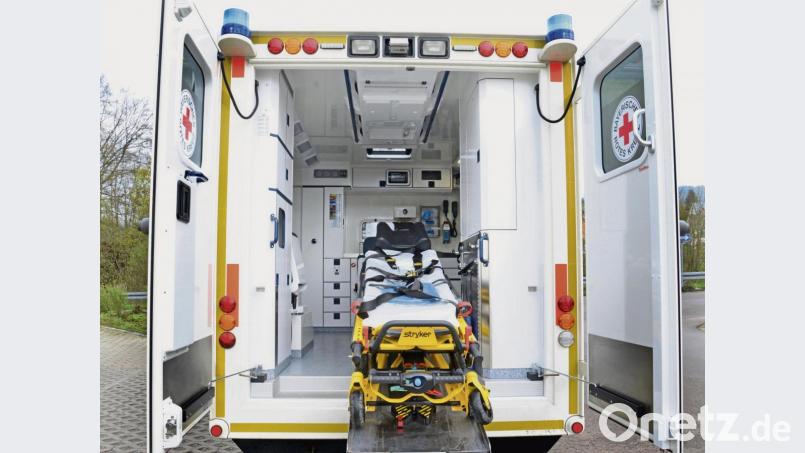 Ein Blick in einen Rettungswagen des BRK-Kreisverbands Amberg-Sulzbach. Hygiene im Rettungsdienst spielt nicht nur jetzt nach dem Ausbruch der Lungenkrankheit Covid 19 eine Rolle, sondern generell. Immer wieder hat es das Rettungsdienstpersonal mit Krankheitserregern zu tun – seien es Patienten mit multiresistenten Keimen oder mit Influenza. Bild: Petra Hartl