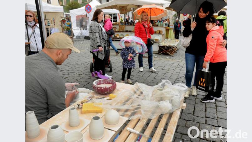 Schön, dass es auch Live-Vorführungen vom Entstehen der Waren gibt. Bild: Stephan Huber