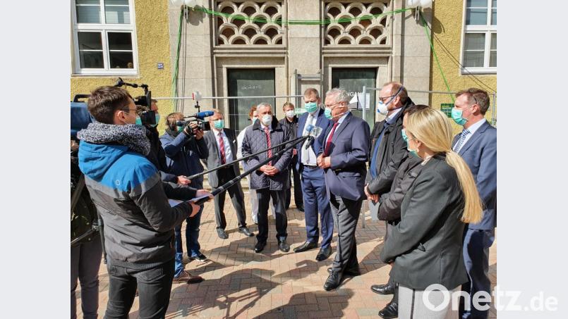 Innenminister Joachim Herrmann (Fünfter von rechts) tritt mit Weidens Oberbürgermeister Kurt Seggewiß, Kliniken-Vorstand Thomas Egginger, und dem Neustädter Landrat Andreas Meier vor die Presse. Bild: Würth, Wolfgang