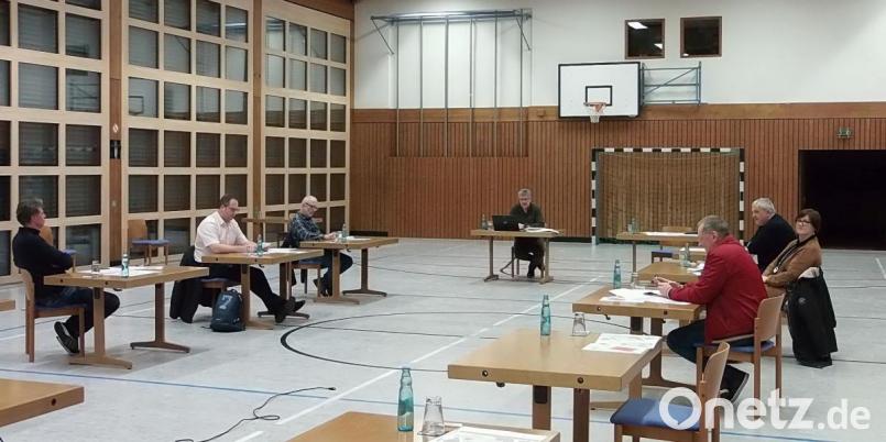 Zum ersten Mal tagte der Marktrat in der Mehrzweckhalle. Leer aber blieben die Tische für die SPD und Freien Wähler, die bereits im Vorfeld angekündigt hatten, der Sitzung fern zu bleiben. Bild: Markt Fuchsmühl/ exb