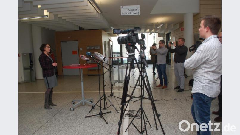 Groß war der Medienandrang beim ersten Statement von Wahlsiegerin Gertrud Maltz-Schwarzfischer nach der Bekanntgabe des Stichwahl-Ergebnisses. Bild: gib