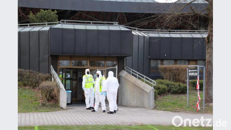 Seit diesem Montag ist das lokale Testzentrum in den Umkleideräumen des Sepp-Simon-Stadions in Betrieb. Ärzte und Helfer erwarten im Zehn-Minuten-Rhythmus Personen, die Krankheitssymptome aufweisen und in den letzten 14 Tagen in engem Kontakt mit positiv getesteten Personen standen. Unser Bild zeigt den Eingang des Testzentrums. Bild: Thomas Dobler