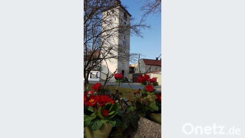 Auch trotz Corona-Pandemie werden in der Kreisstadt traditionell sechs Osterbrunnen geschmückt, wie hier am Deschplatz. Heuer wird die Dekoration allerdings spärlicher ausfallen müssen. Archivbild: Stadtmarketing/exb