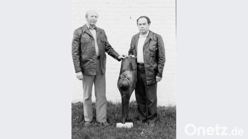 In den 1980-er Jahren sahen sich der in Zeulenroda (DDR) lebende Flugzeugführer Karl Müller (links) und Franz Gebhard in Hirschau wieder – hier mit ihrem zerstörten Propeller der GO-145. Repro: u