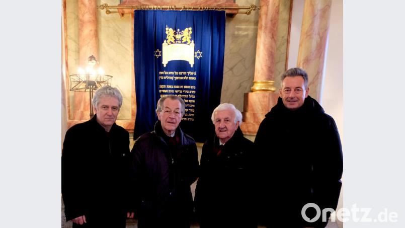 Im Februar besuchte Franz Müntefering (Zweiter von links) mit Robert Lindner, Fred Lehner und Jochen Staschewski die Flosser Synagoge. Jetzt gratulierte er Lindner zum Wahlerfolg. Bild: le