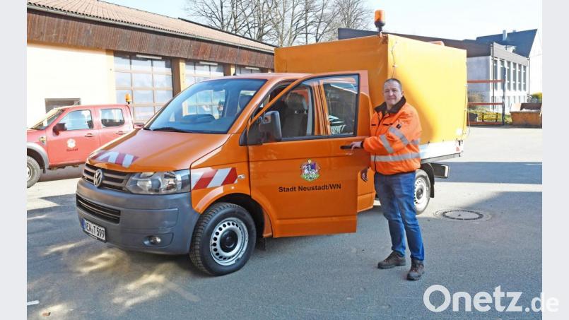 Bauhofleiter Alexander Lang freut sich über den gebrauchten Doppelkabiner mit fünf Sitzplätzen plus Ladefläche. Bild: Gabi Schönberger