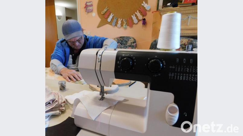 In den eigenen Räumen läuft im Seniorenhaus die Herstellung von Mundschutz und Gesichtsmasken. Bild: fjo