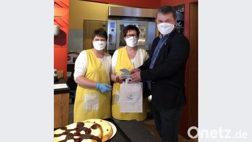 Auch in Bäckereien im Stadtgebiet schaute Bürgermeister Martin Birner vorbei, um die Mitarbeiter mit Schutzmasken auszustatten. Bild: Ulrike Meixner/exb