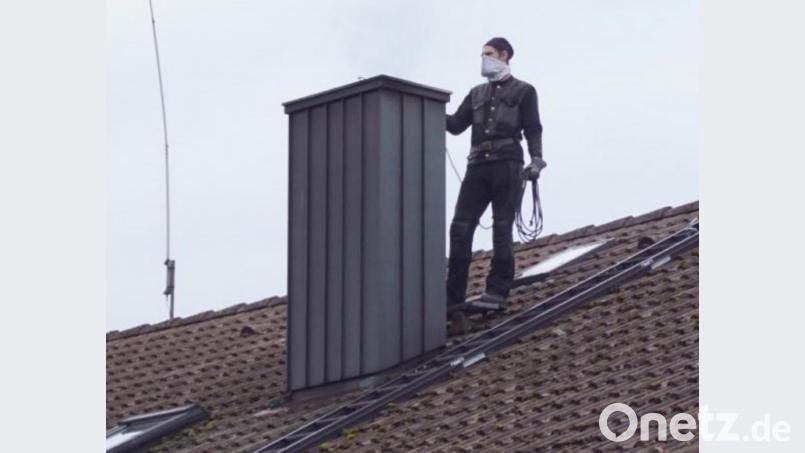 &quot;Da muss ich manchmal jemandem aufs Dach steigen&quot;, meint Kaminkehrer Stefan Pabinger, wenn er in Ausübung seines Berufs unterwegs ist. Bild: mmj