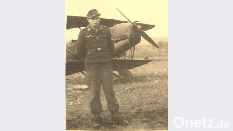 Franz Gebhard 1942 vor einer Gotha (Kurzbezeichnung Go-145). Auch wenn es in Hirschau immer wieder erzählt wurde: Er landete nicht mit einem „Fieseler Storch“ am Dienhof, sondern – zusammen mit Feldwebel Karl Müller - mit einer Go-145. Repro: u