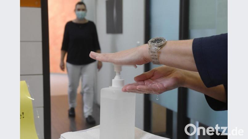 In den Frauenarztpraxen sind Desinfektionsstellen für Patienten und Personal eingerichtet worden. Bild: Gabi Schönberger