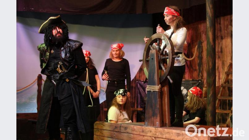 Noch vor wenigen Wochen ahnte keiner von der Laienspielgruppe, dass die Arbeit für unbestimmte Zeit ruhen würde. Beim zuletzt gezeigten Kindermusical „Claus und der Klabauter“ wirkte auch Vorsitzender Alexander Derwart als Freibeuter-Kapitän mit. Archivbild: wro