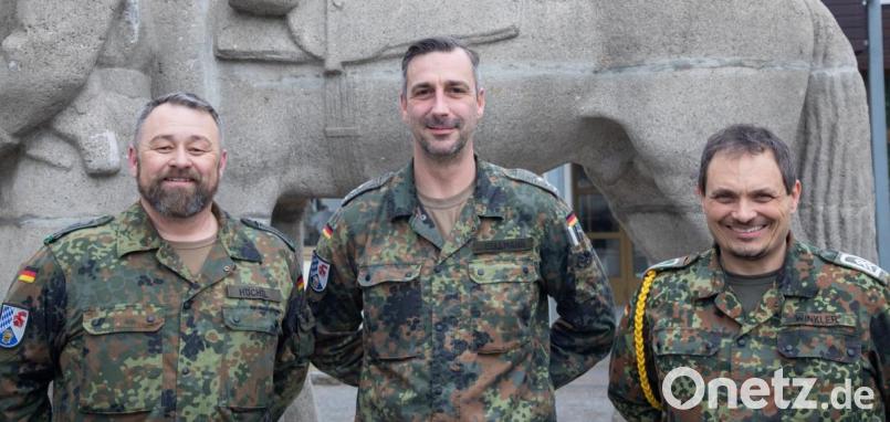 Beim Spieß-Wechsel (von links): Stabsfeldwebel Martin Höchtl, Dienststellenleiter Oberleutnant Daniel Bollmann, der neue Kompaniefeldwebel Stabsfeldwebel Richard Winkler. Bild: hbe
